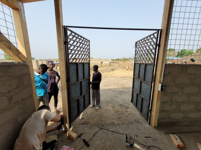 Togo Tor montiert 222.jpg